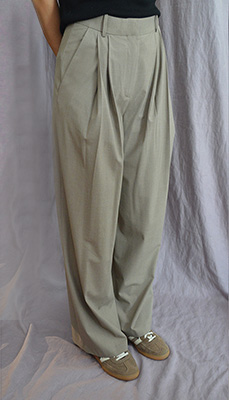 Hose mit Bundfalten und weiten Beinen